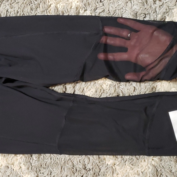 Nike 7/8 running/workout/lounge tights. SUPER flattering and SO comfortable! - Picture 9 of 9